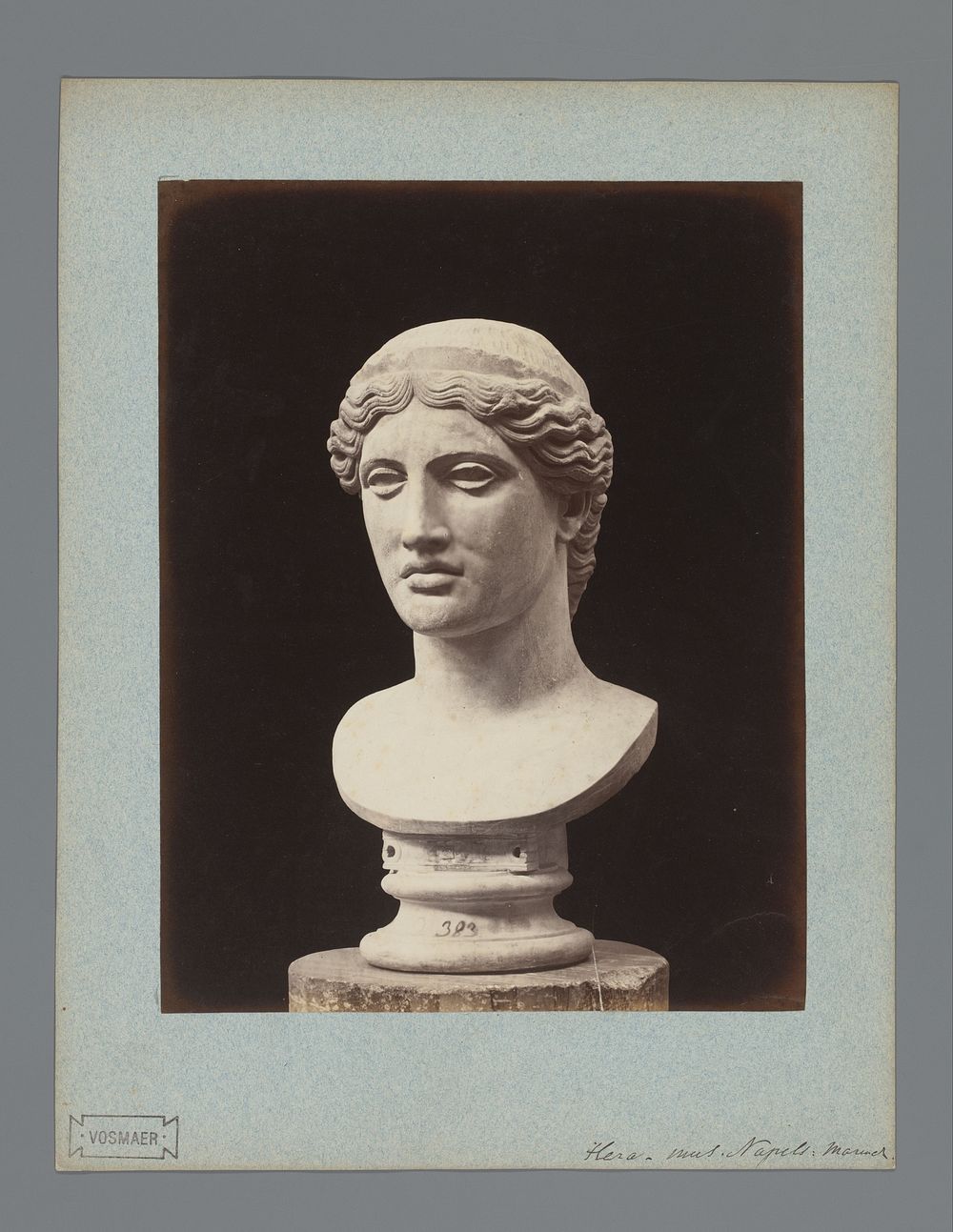 Buste van Hera Farnese in het Archeologisch Museum van Napels, Italië (1851 - 1890) by anonymous and anonymous