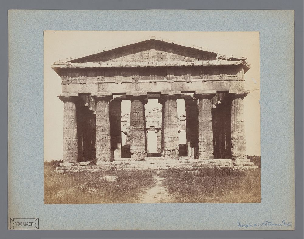 Frontaal zicht op de Tempel van Neptunus te Paestum, Italië (1857 - 1914) by Giorgio Sommer