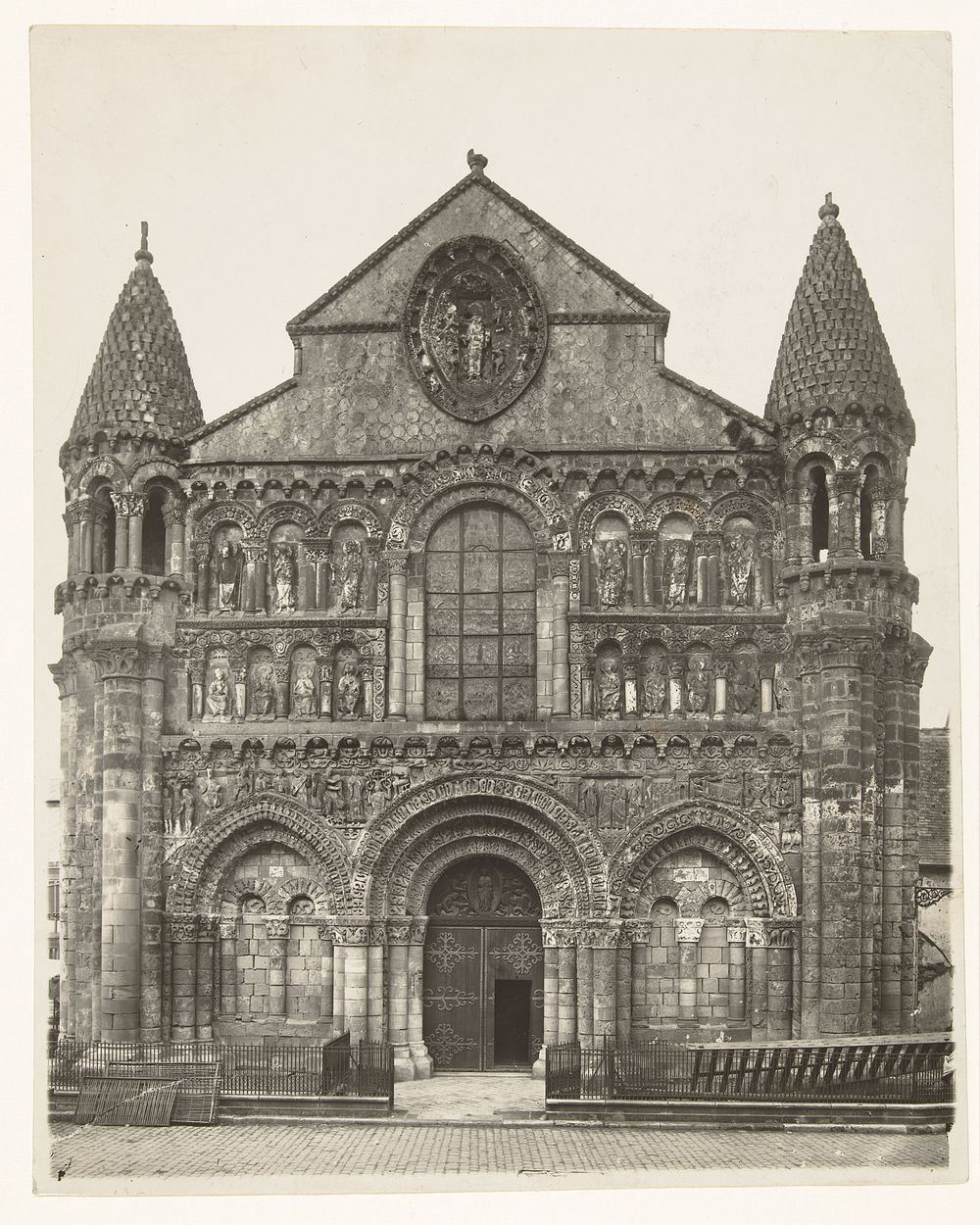 Gezicht op de Notre-Dame la Grande in Poitiers (1910 - 1993) by anonymous