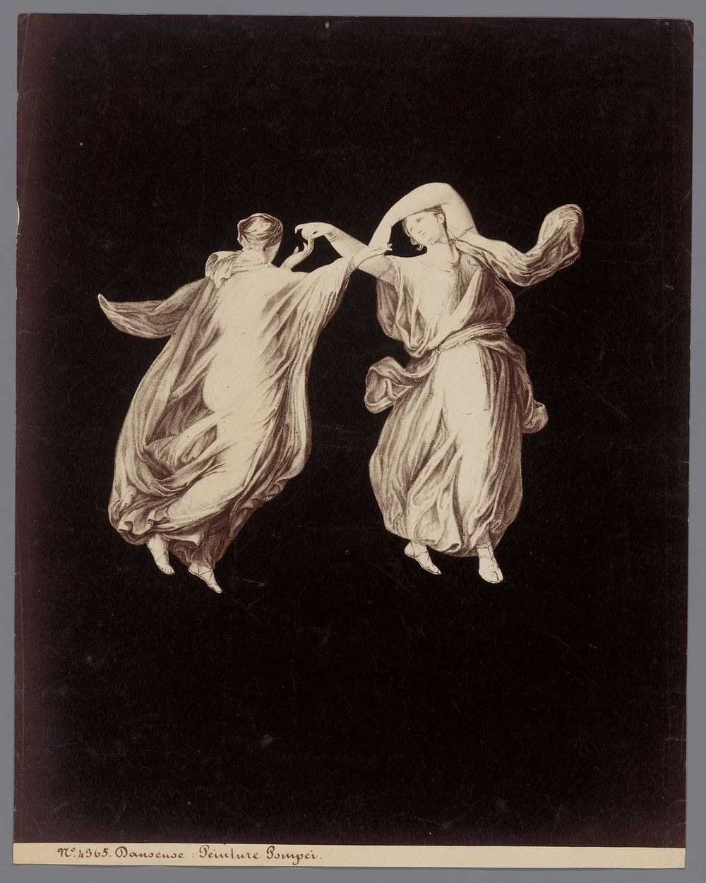 Fotoreproductie van een gravure naar een fresco van twee danseressen in Pompeï (c. 1870 - c. 1890) by anonymous, anonymous…