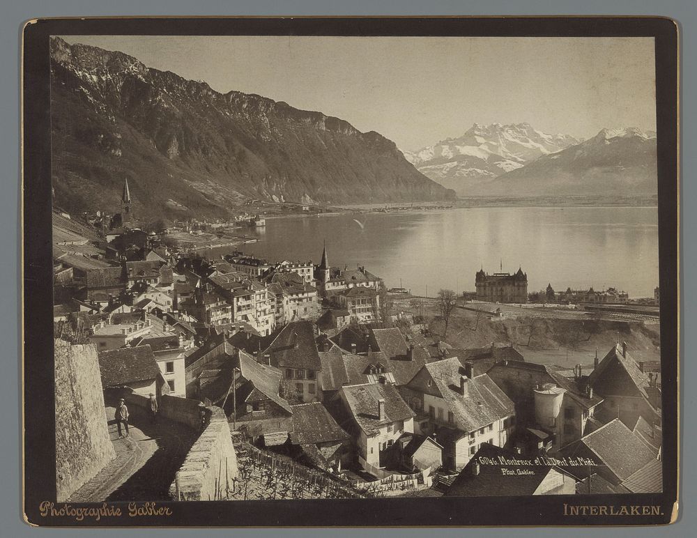 Gezicht op Montreux aan het Meer van Genève, in de verte de Dents du Midi (1870 - 1889) by Arthur Gabler and anonymous