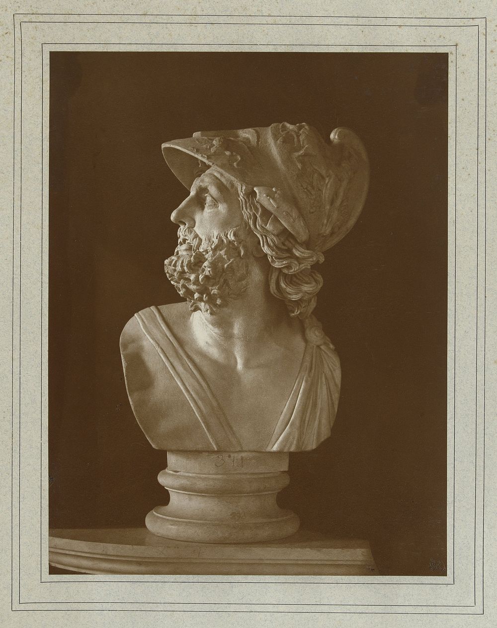 Fotoreproductie van een buste van Menelaüs in de collectie van de Vaticaanse Musea (1881 - 1900) by Adolphe Braun and Cie…