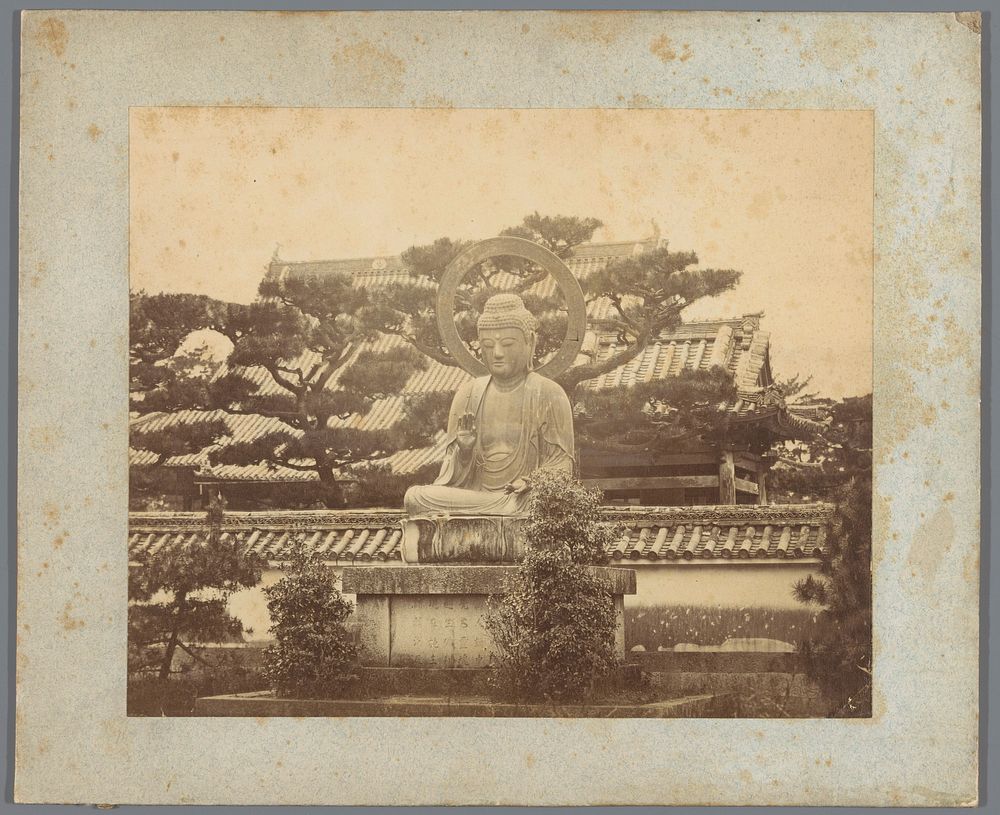 Boeddhabeeld met op de achtergrond gebouwen en bomen (vermoedelijk) in Japan (c. 1875 - c. 1900) by anonymous