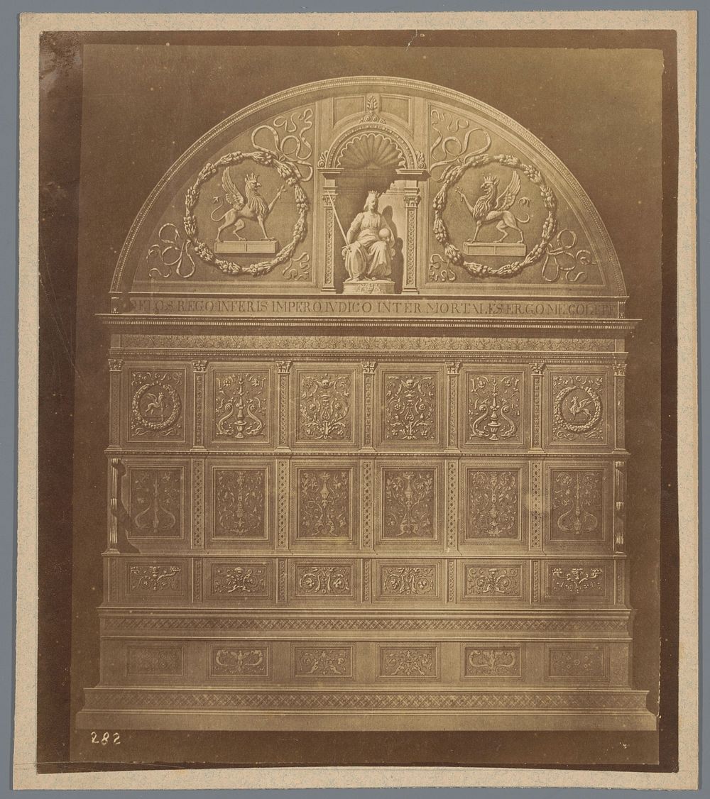 Fotoreproductie van (vermoedelijk) een schildering van een paneel met de Rechtvaardigheid en twee griffioenen (c. 1875 - c.…