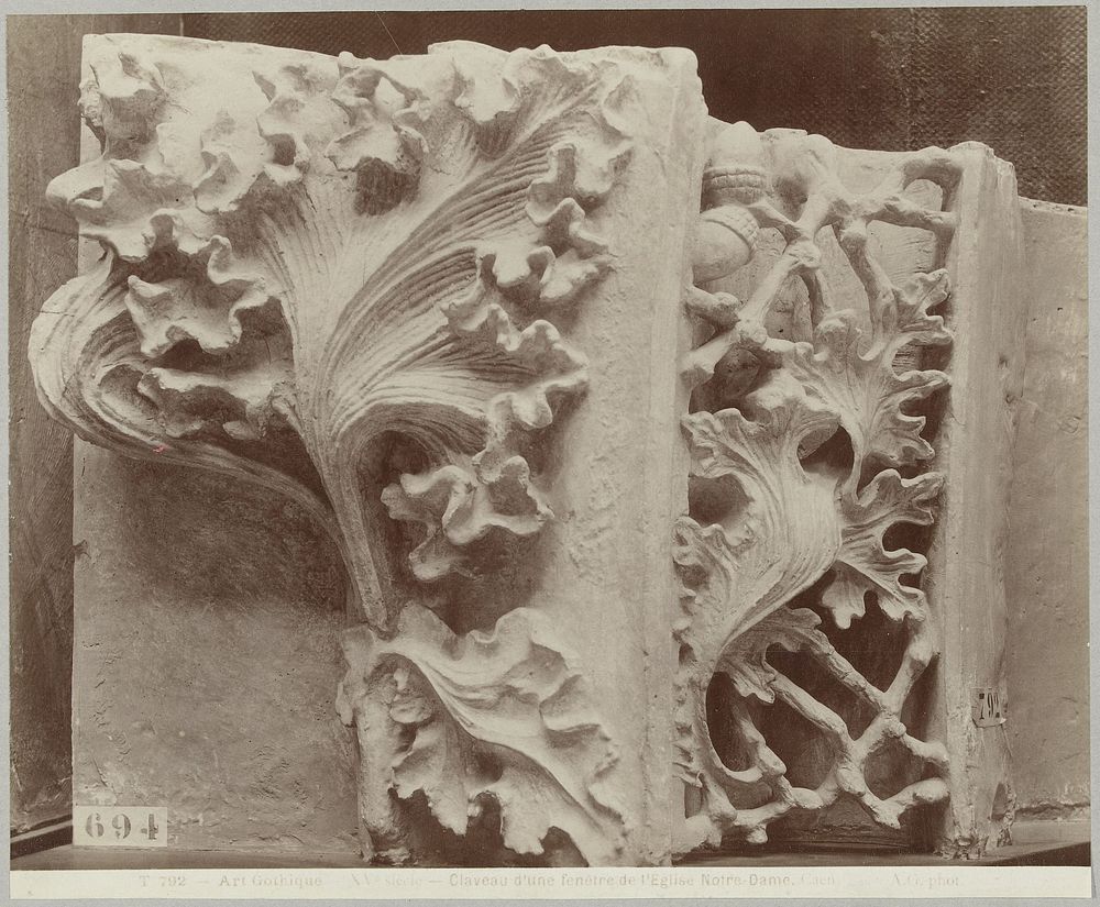 Boogsteen van een venster van de Église Saint-Sauveur te Caen (1860 - 1900) by Adolphe Giraudon