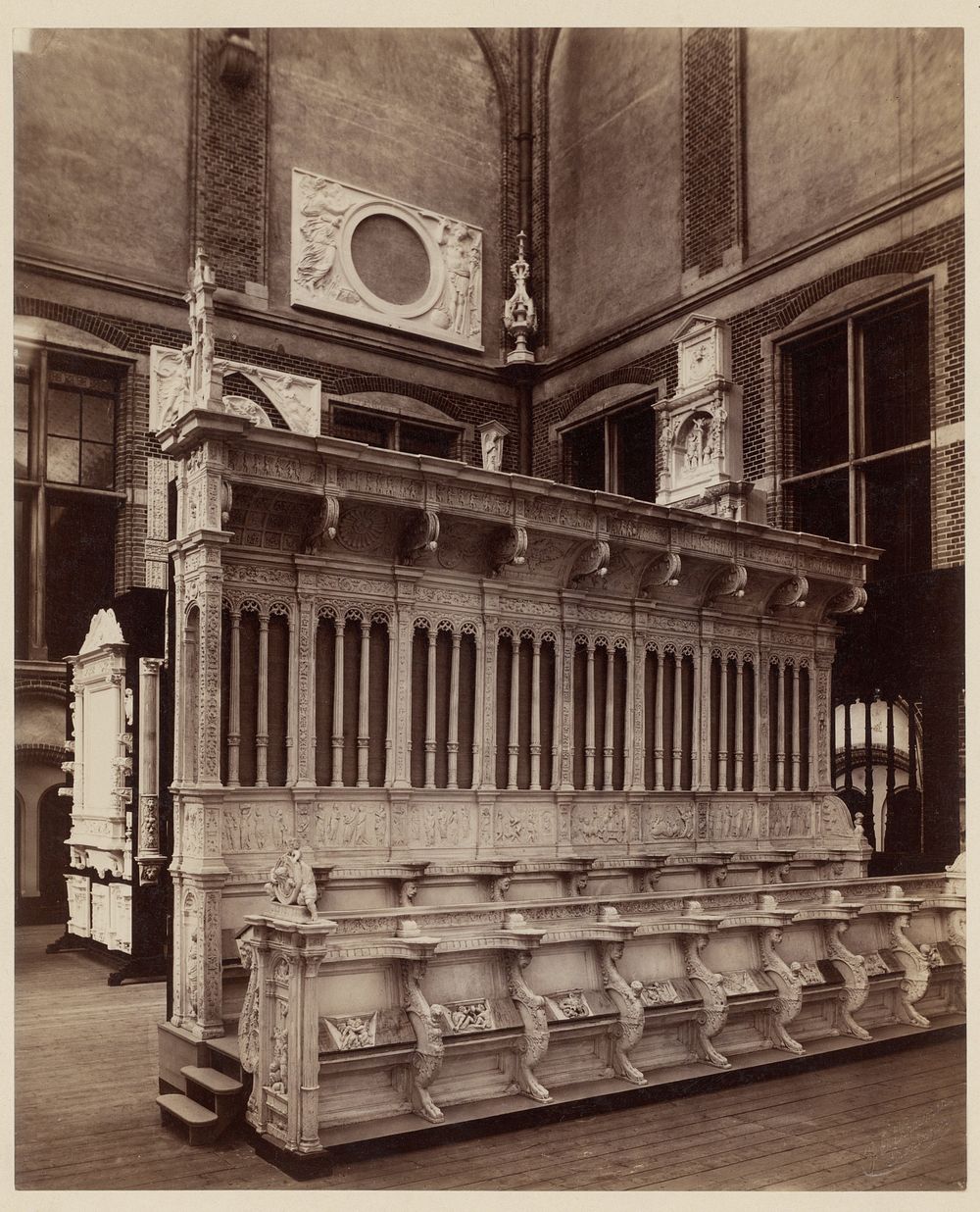 Opstelling van een gipsafgietsel van een koorbank uit de Grote Kerk te Dordrecht in het Rijksmuseum te Amsterdam (after 1885…
