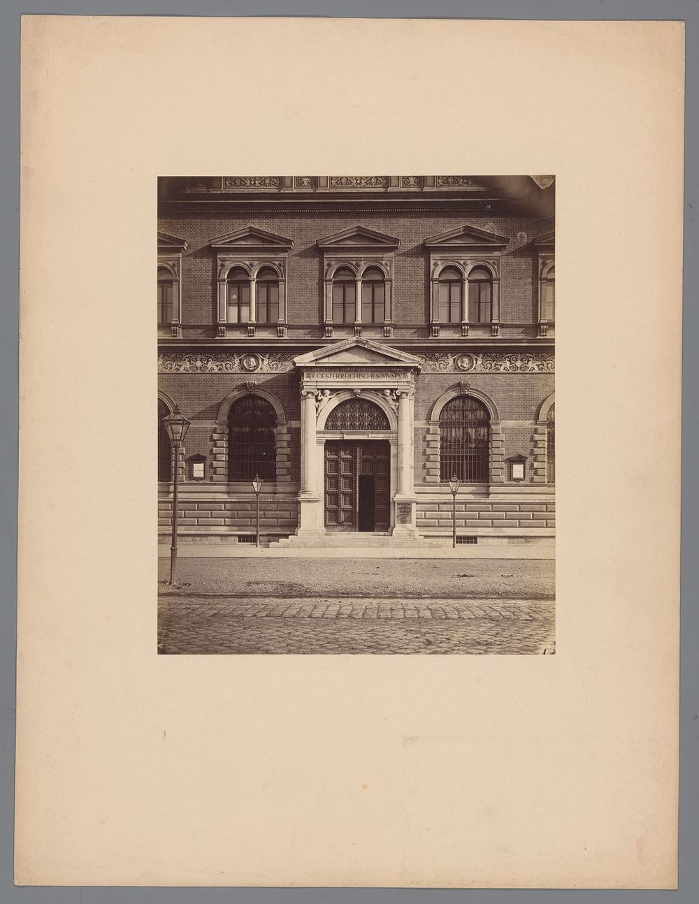 Façade van het Österreichisches Museum für angewandte Kunst te Wenen (c. 1875 - c. 1900) by anonymous and Ludwig Niernberger