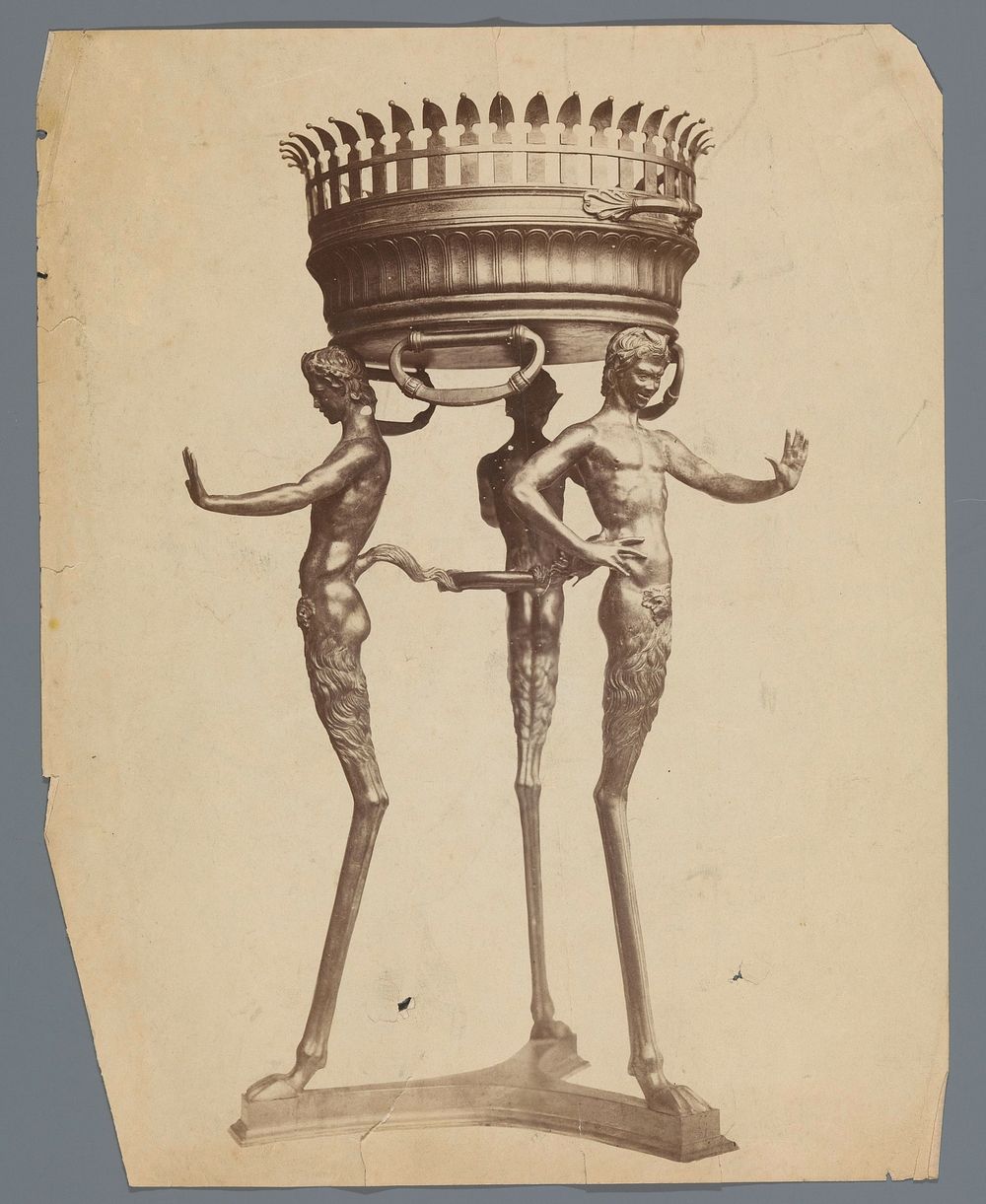 Vuurkorf op een onderstel in de vorm van saters (c. 1875 - c. 1900) by anonymous