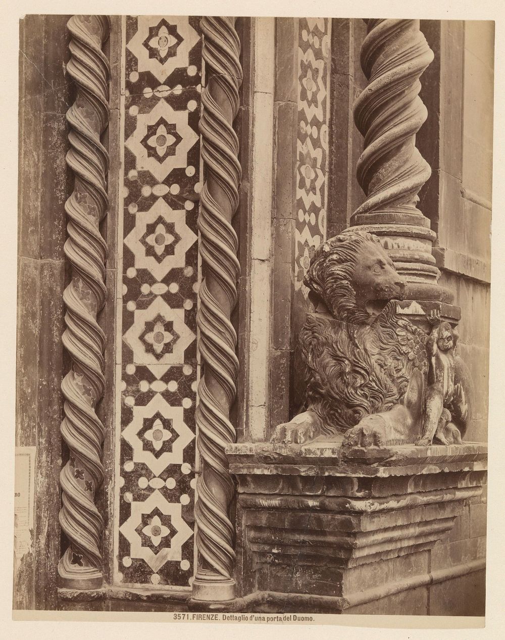 Deel van een portaal van de Dom van Florence (c. 1870 - c. 1875) by Alinari