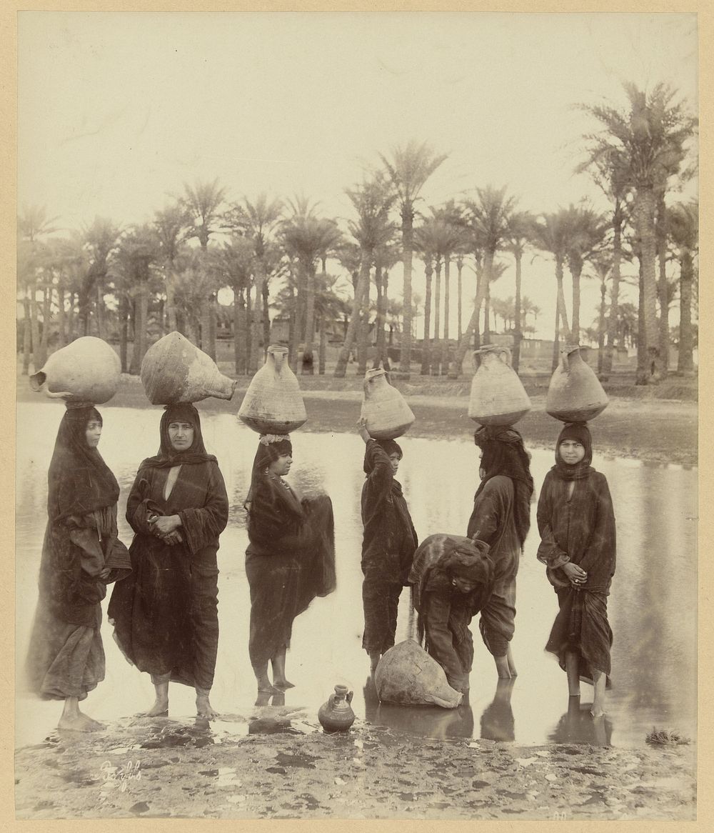 Groep vrouwen met kruiken op hun hoofd bij de Nijl (1867 - 1885) by Félix Bonfils
