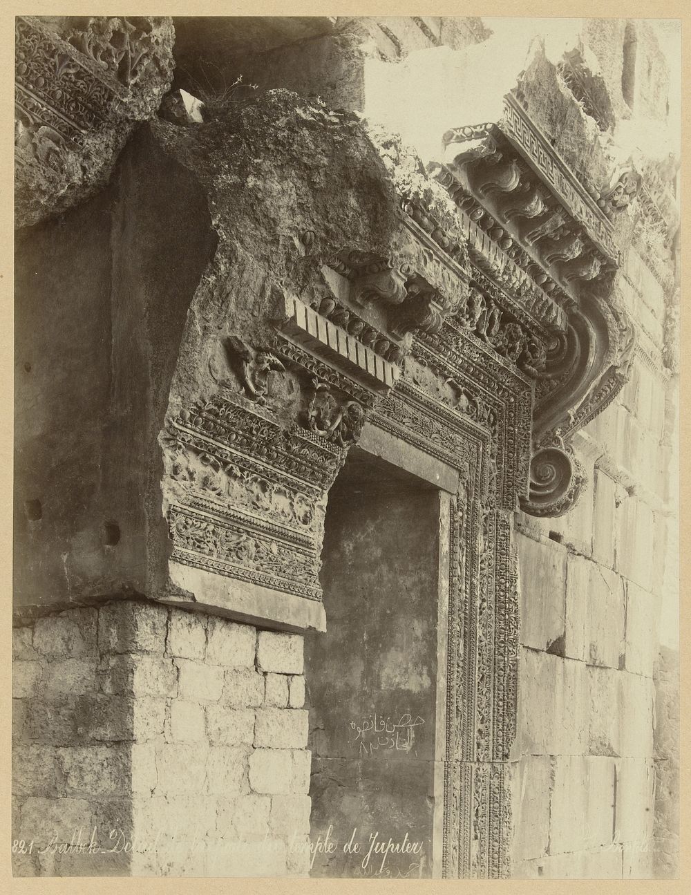 Gedecoreerd portaal van de tempel van Bacchus, Baalbek (c. 1867 - c. 1877) by Félix Bonfils
