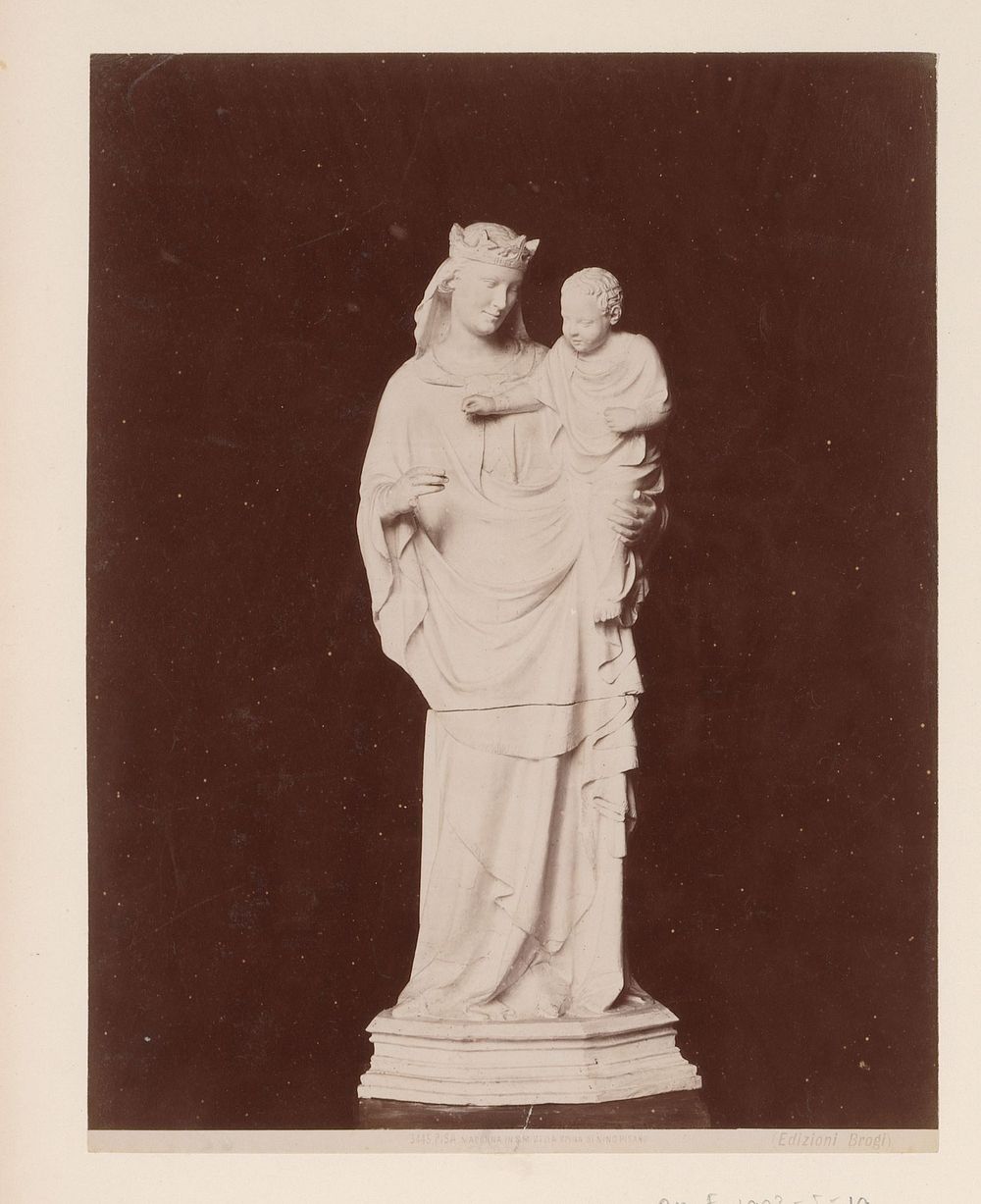 Standbeeld van Madonna met kind door Nino Pisano in het S. Maria della Spina te Pisa, Italië (1860 - 1881) by Giacomo Brogi…