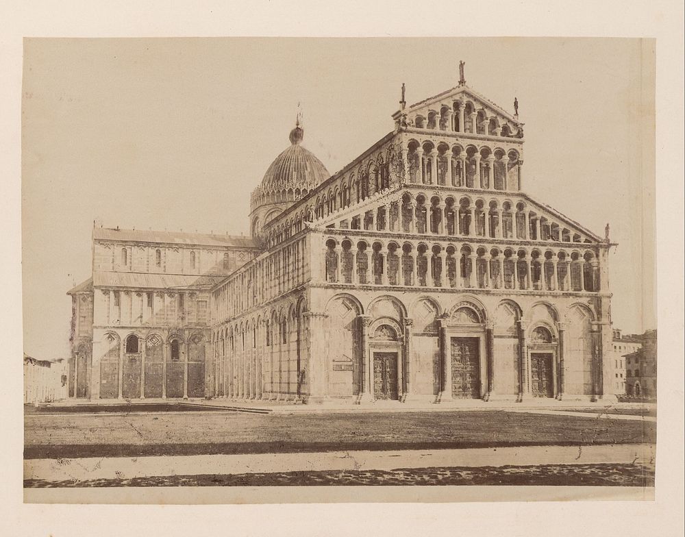 Gezicht op de kathedraal van Pisa, Italië (1860 - 1880) by anonymous