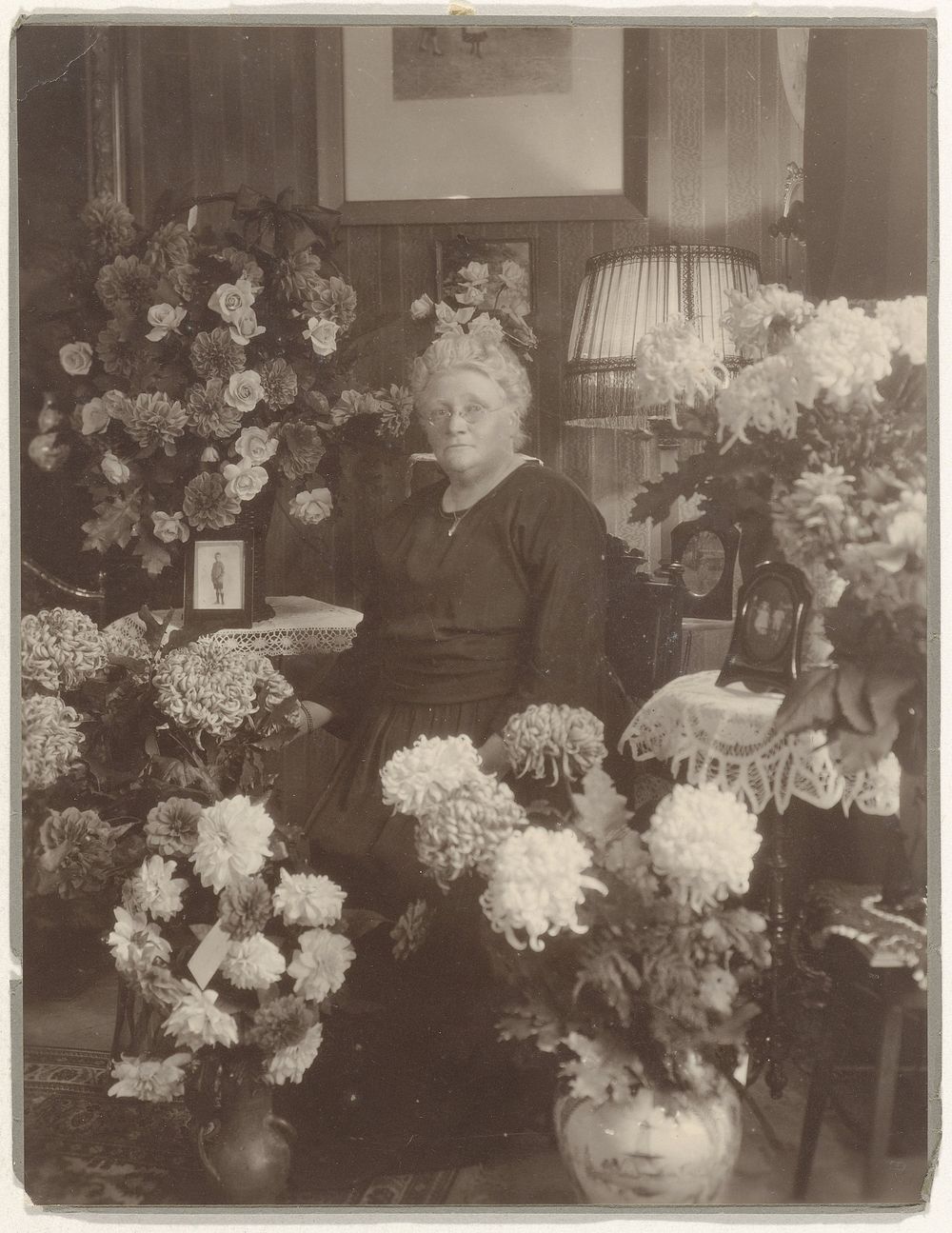 Portret van Grietje Vermeulen ter gelegenheid van haar verjaardag (1900 - 1930) by anonymous