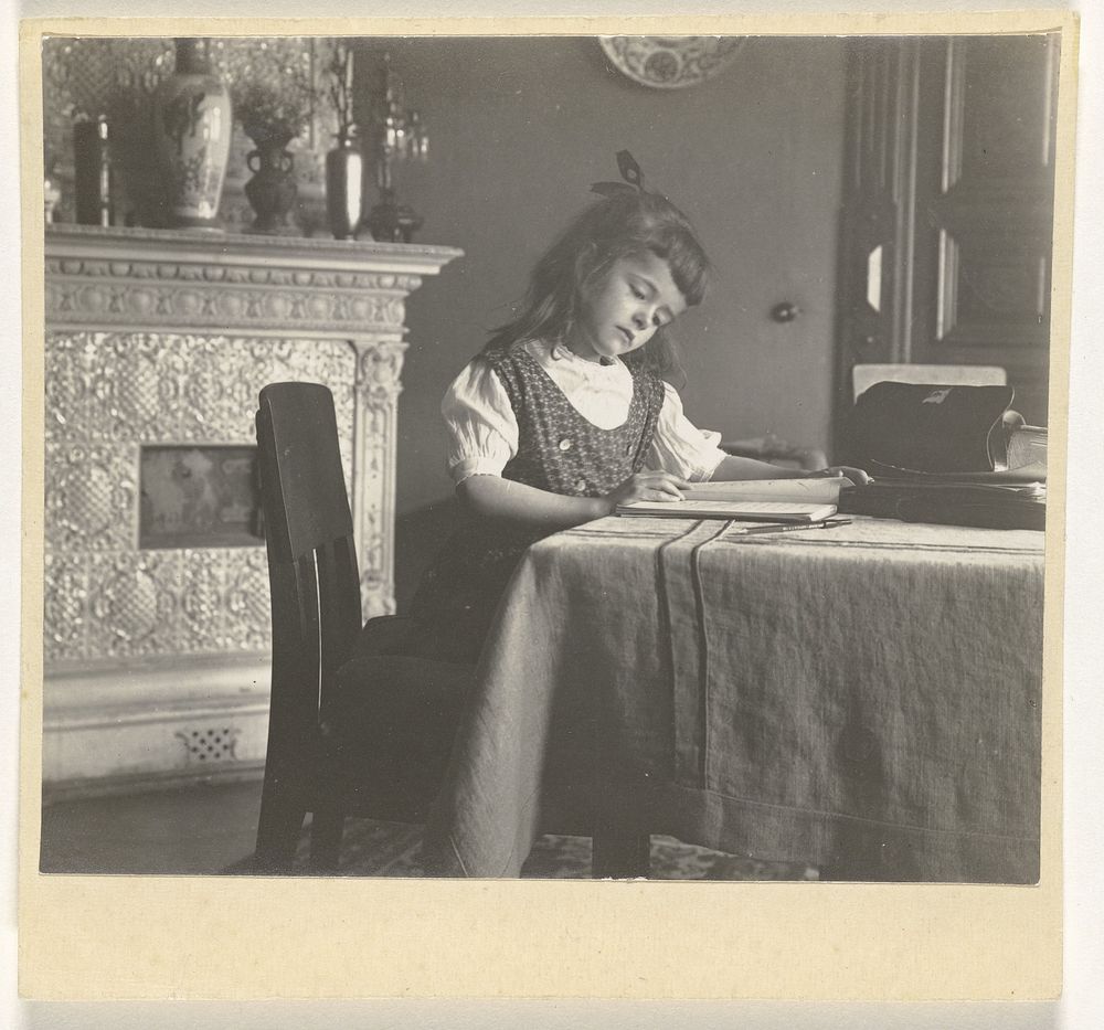 Marba Titzenthaler, dochter van de fotograaf, lezend in het woonhuis in de Friedrichstrasse, Berlijn (1917) by Waldemar…