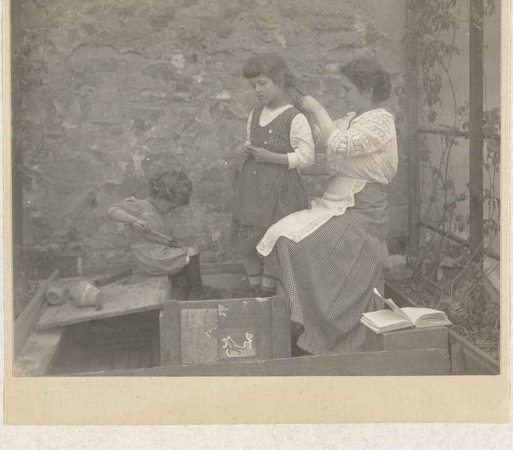 Marba en Eckart Titzenthaler, kinderen van de fotograaf, met een onbekende jonge vrouw (kindermeisje?) op het dakterras van…