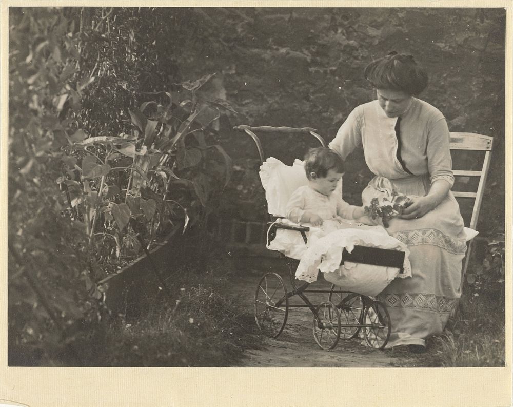 Olga Titzenthaler-Badenberg en Marba Titzenthaler, echtgenote en dochter van de fotograaf, in een tuin of park, Berlijn…