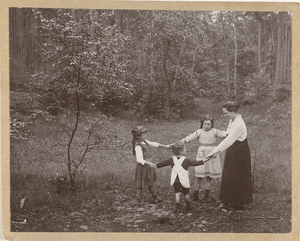 Marba en Eckart Titzenthaler, kinderen van de fotograaf, en een onbekend meisje en een onbekende vrouw dansend in een bos…