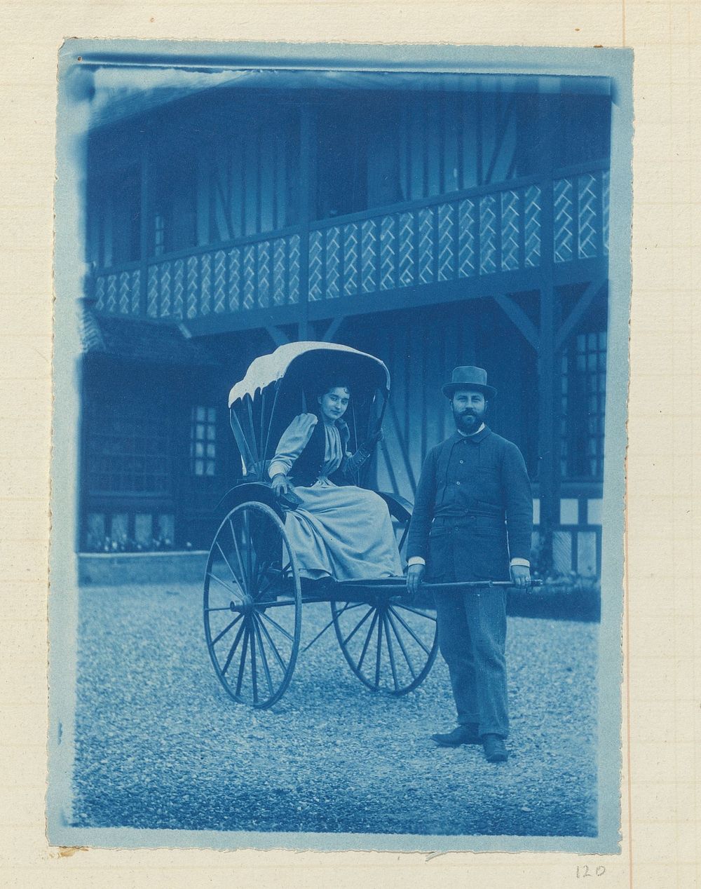 Portret van een man en een vrouw, zij zittend in een rijtuig, hij erbij staand met de dissel in de handen (c. 1880 - c.…