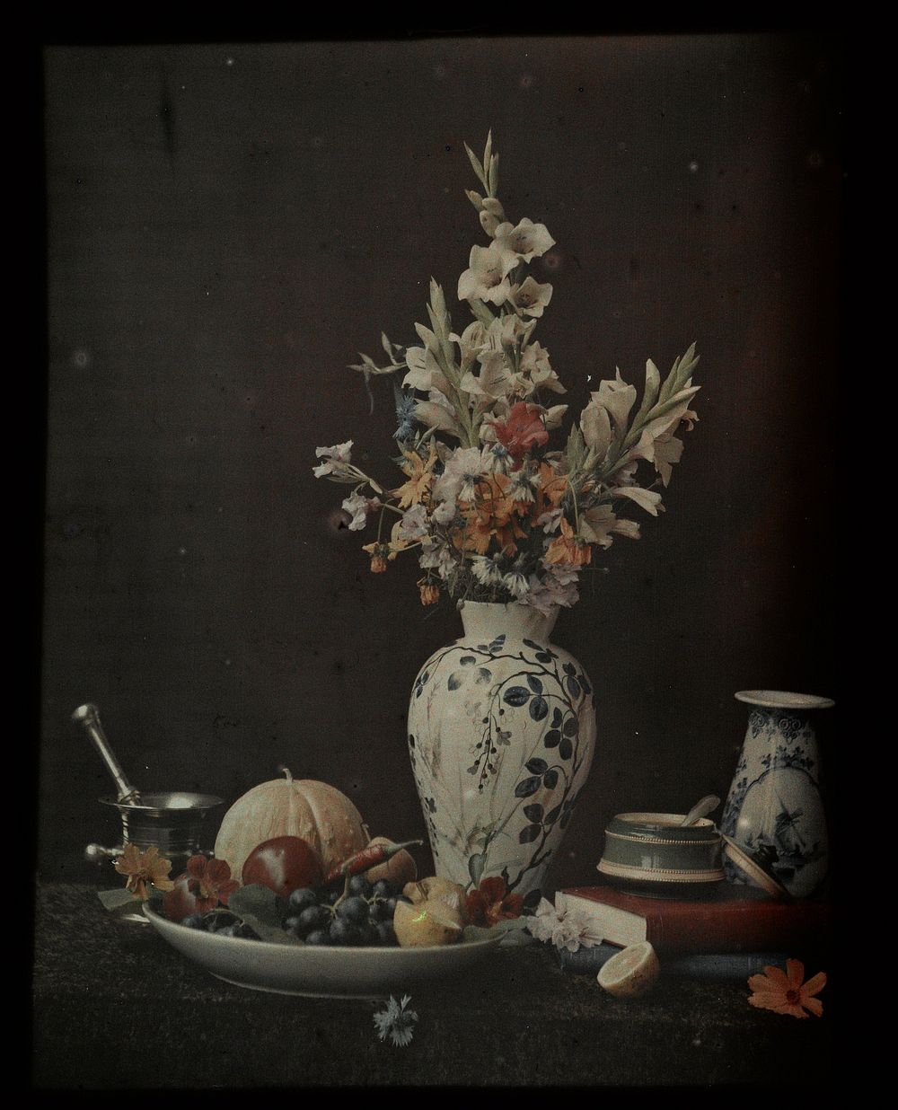 Stilleven met bloemen, fruit en vazen (1907 - 1930) by anonymous
