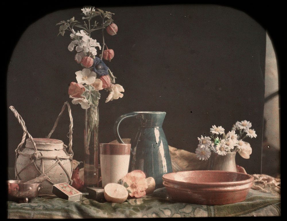 Stilleven met bloemen, fruit, vazen en aardewerk (1907 - 1930) by anonymous