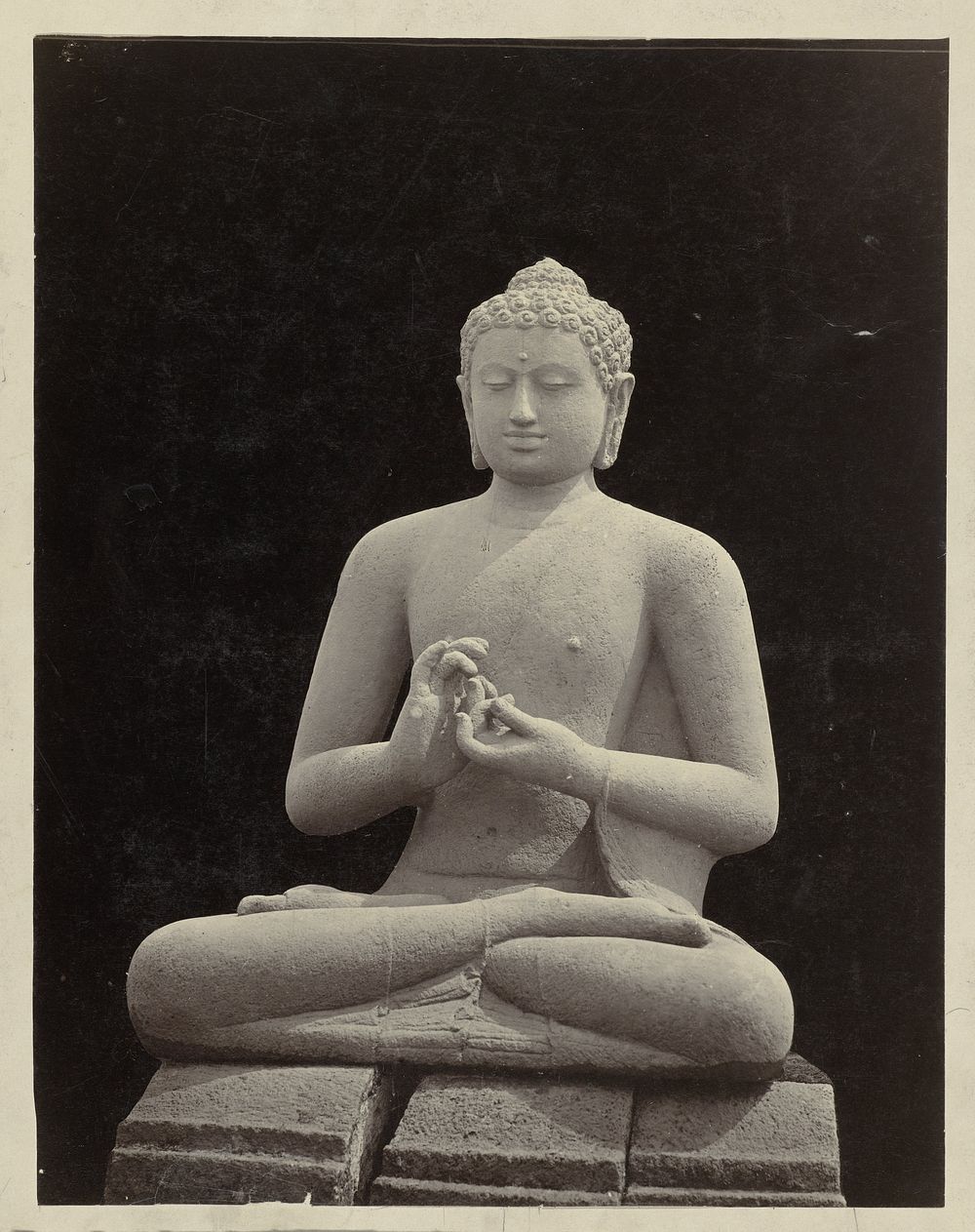 Beeld van Boeddha in dharmacakramudra afkomstig uit een van de stupa's van de Borobudur. (1873) by Isidore Kinsbergen