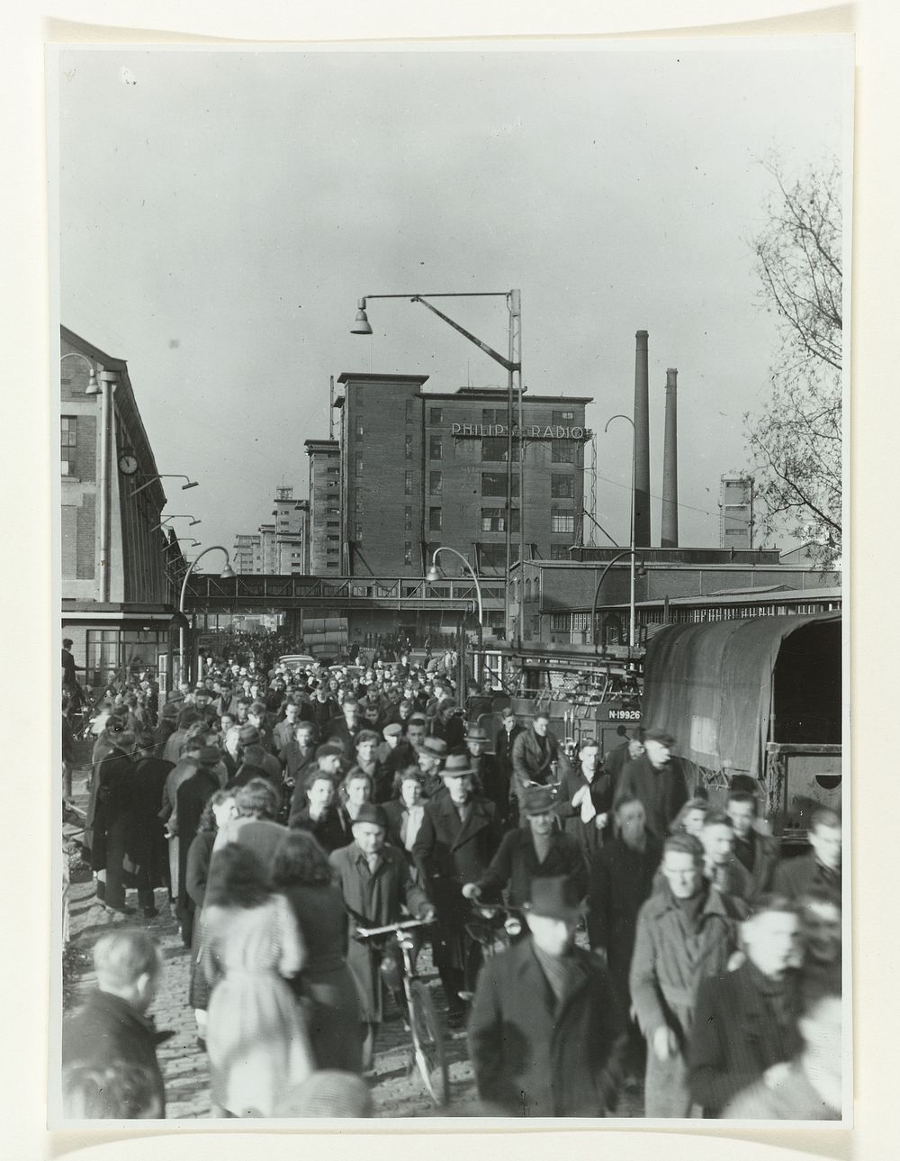 Het uitgaan van de Philips fabriek (c. 1950 - c. 1960) by Fototechnische Dienst N V Philips Gloeilampenfabrieken