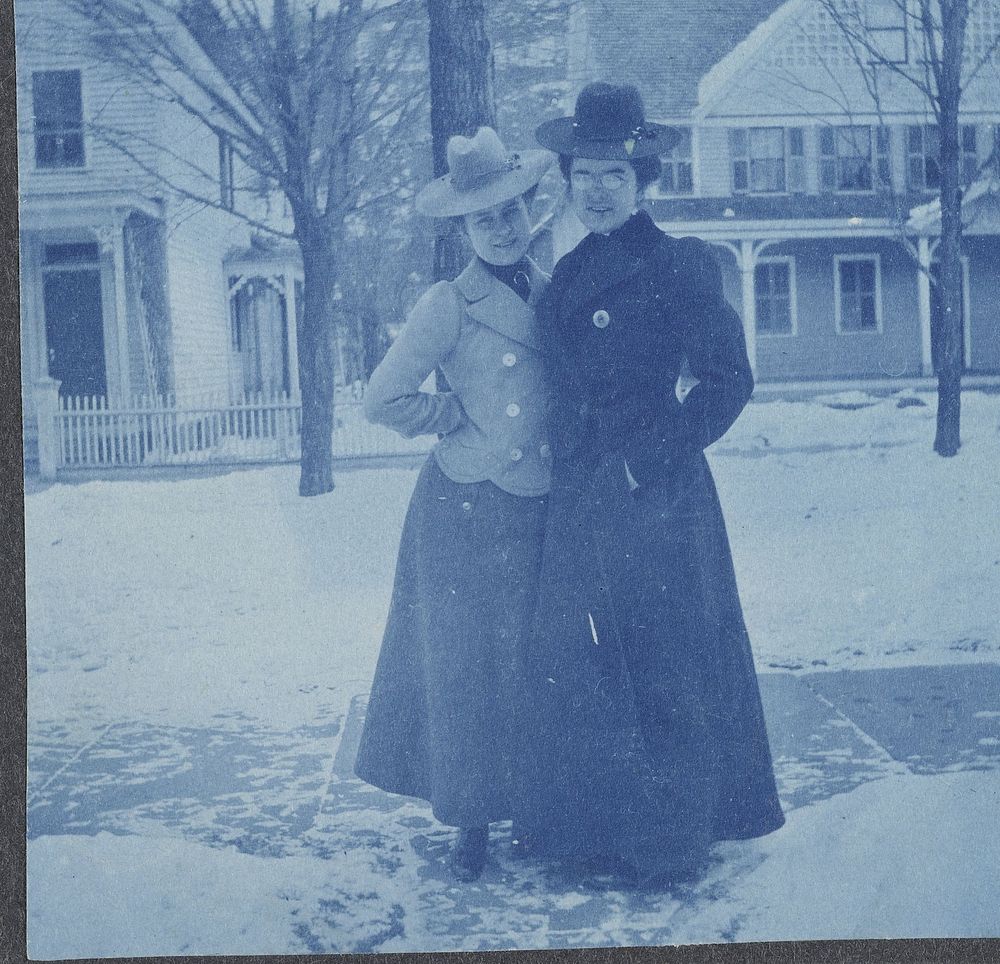 Twee vrouwen op straat (in de sneeuw), Verenigde Staten (c. 1890 - c. 1910) by anonymous and anonymous