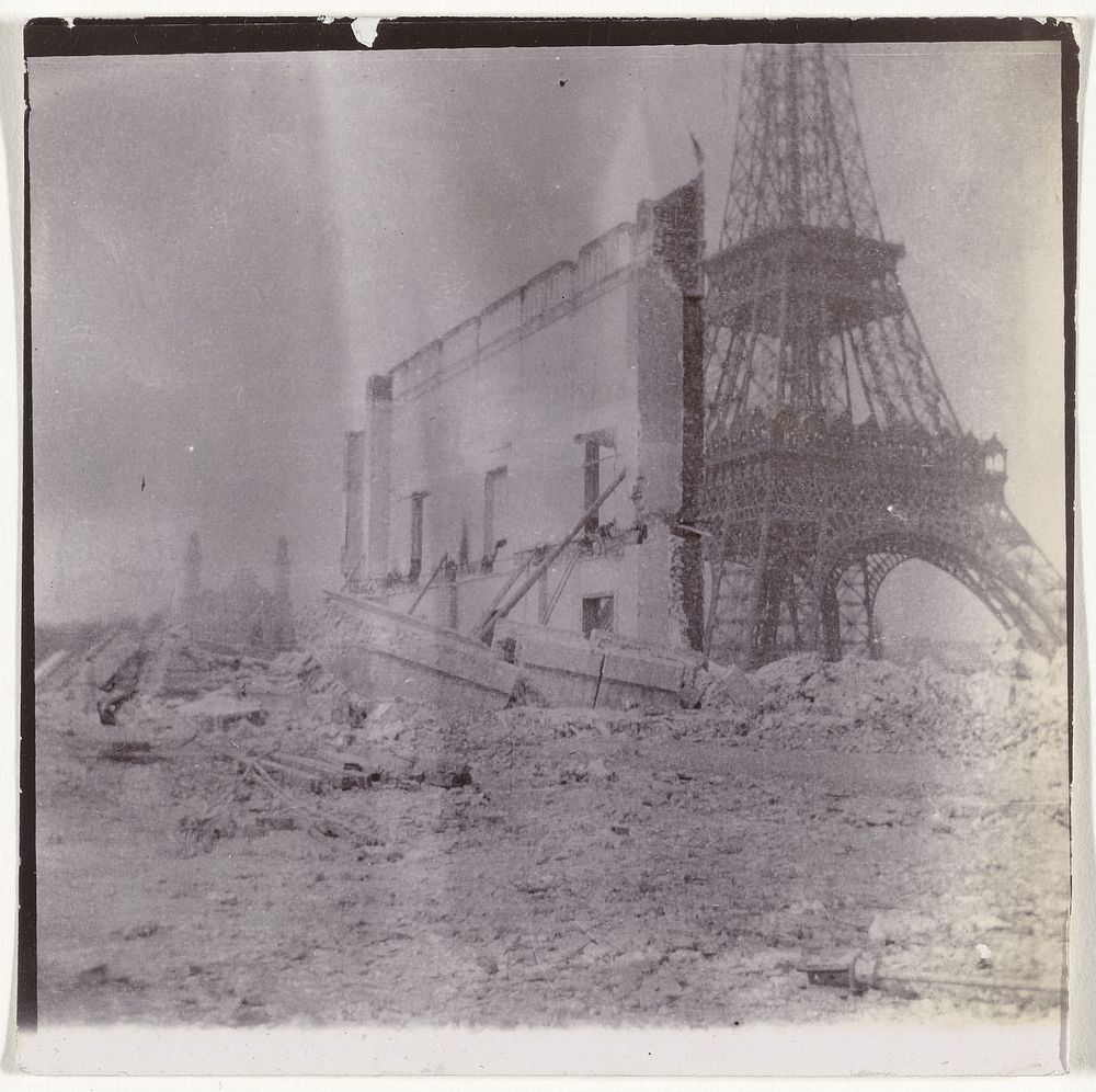 Bouw van paviljoens naast de Eiffeltoren voor de Wereldtentoonstelling van 1889 in Parijs (1889) by anonymous