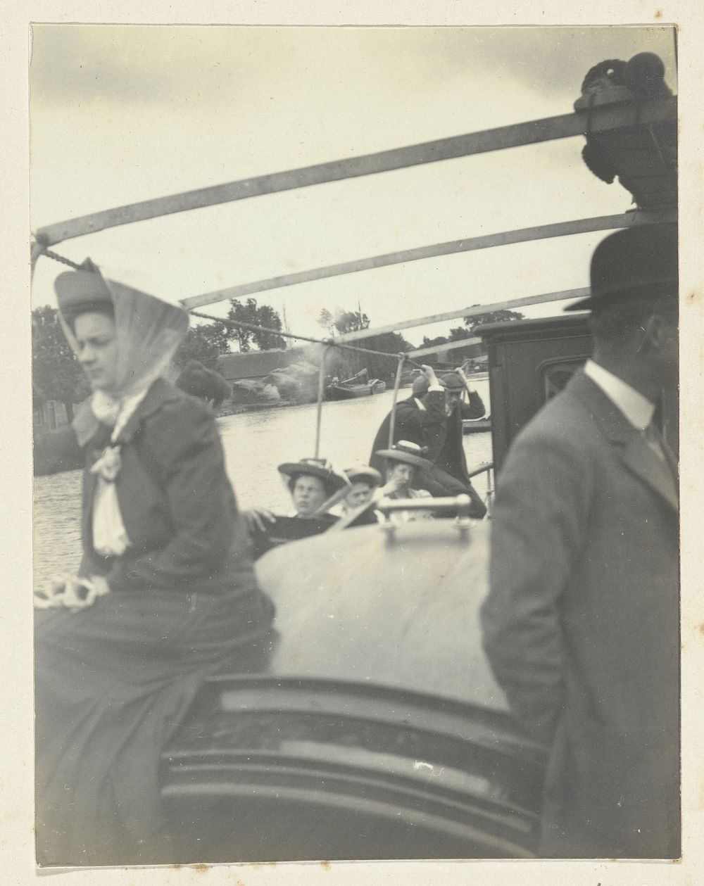 Aan boord van een boot tijdens een bruiloft of een feest (c. 1903 - c. 1908) by Geldolph Adriaan Kessler