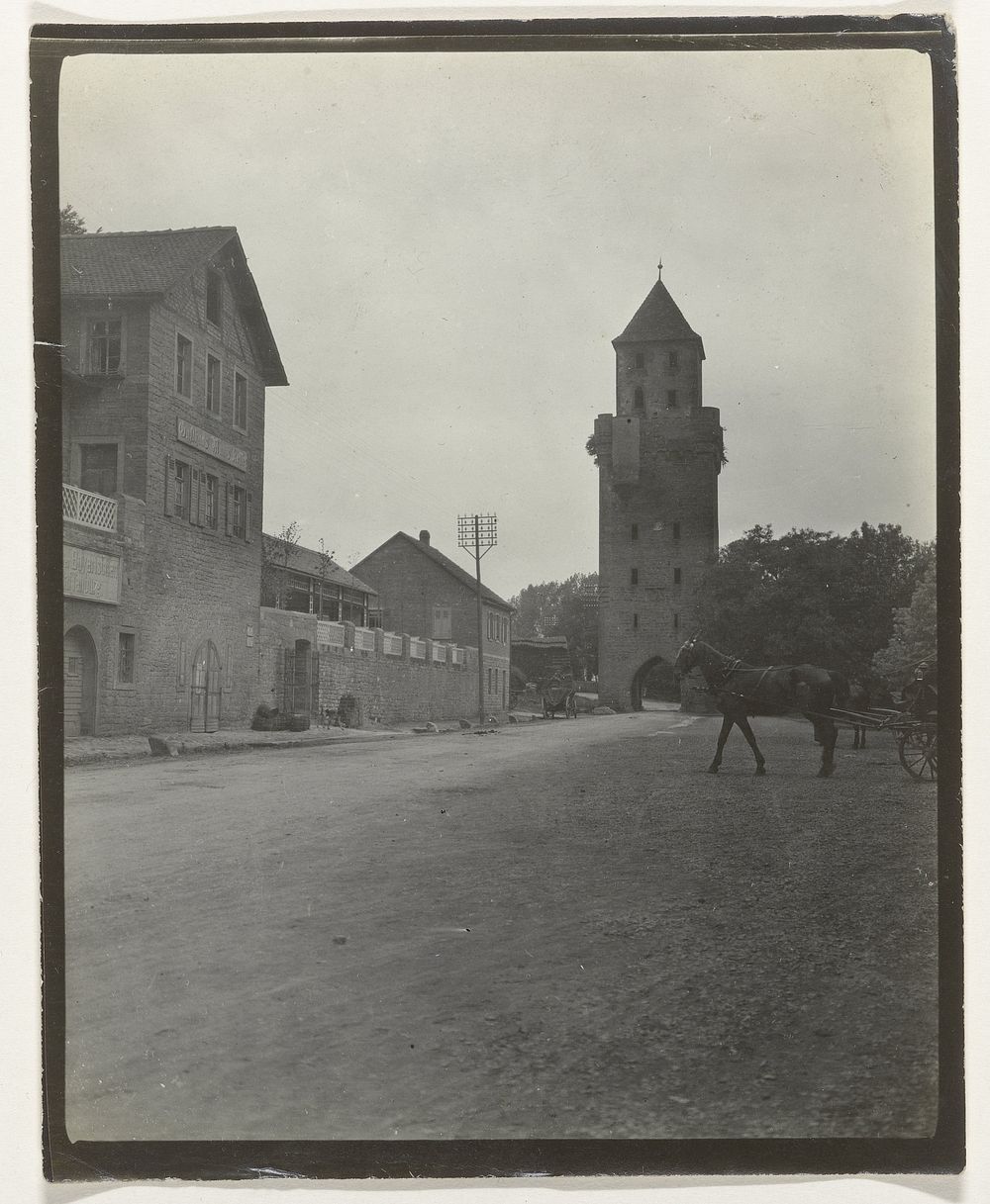 Paard en wagen bij een poort in een stad (c. 1900) by anonymous
