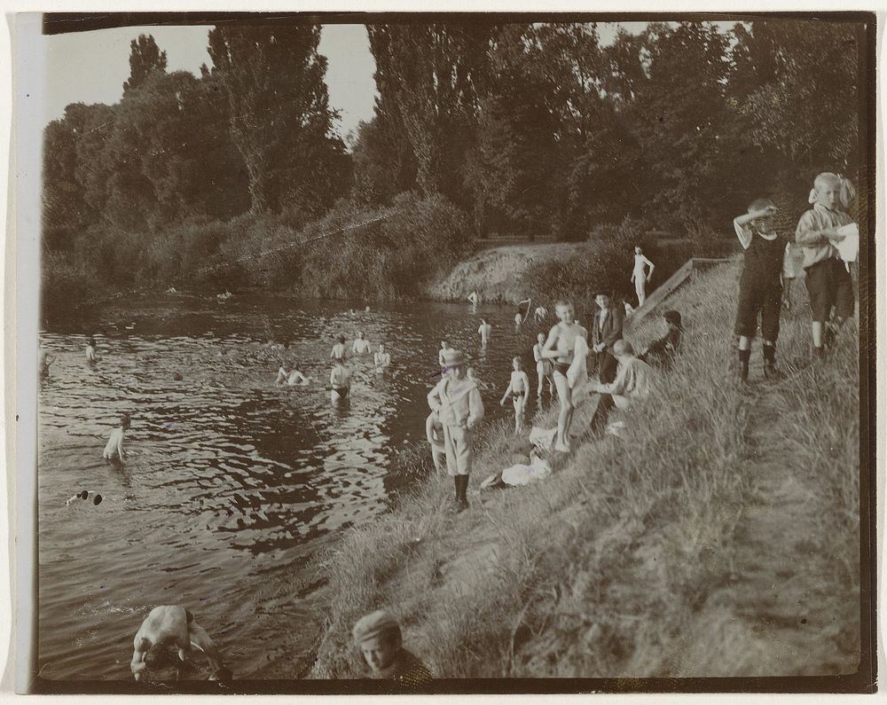 Zwemmende mensen in een rivier, en kinderen op de oever (c. 1900) by anonymous