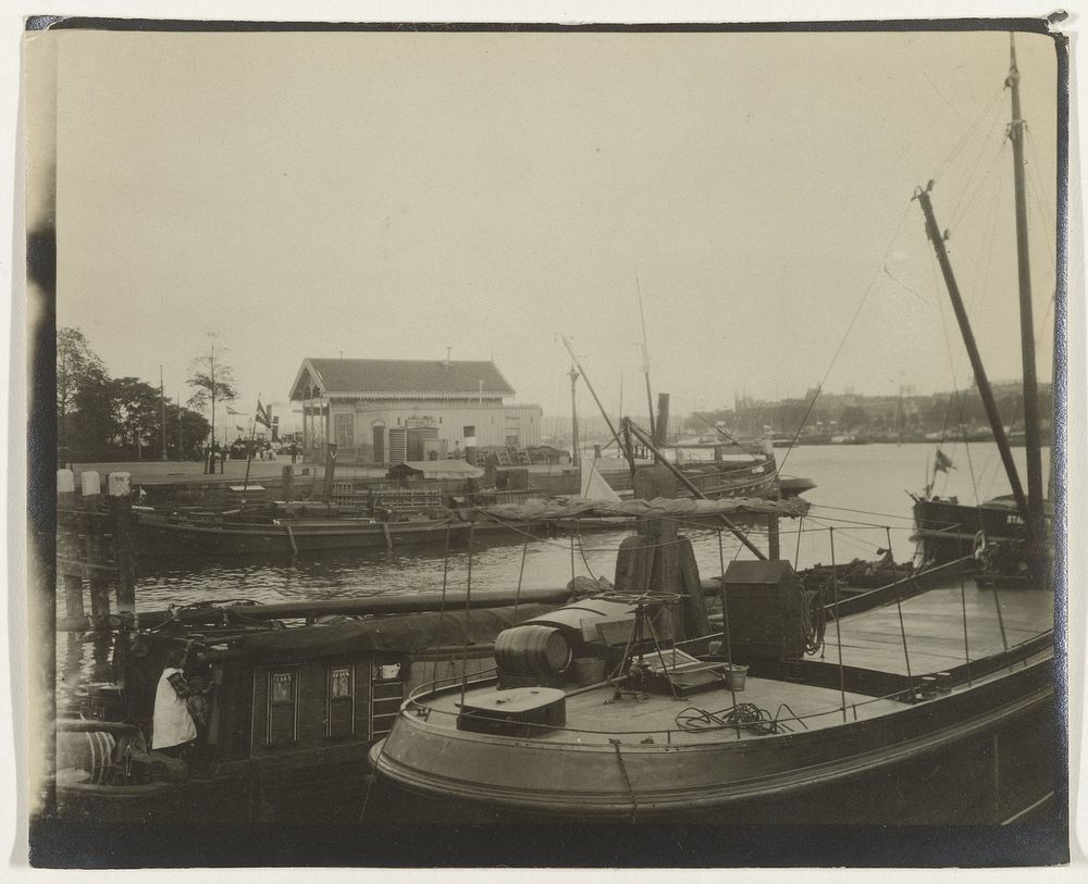 Afgemeerde stoomschepen, Nederland (c. 1900) by anonymous