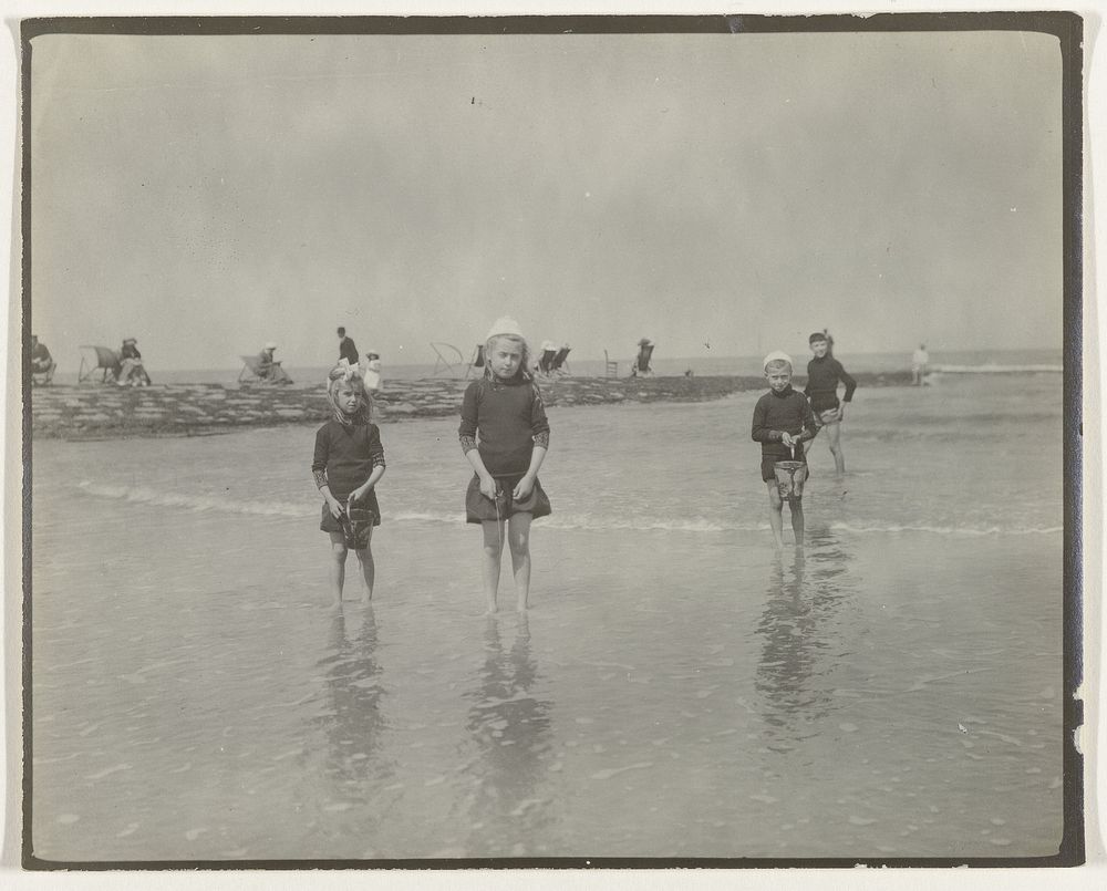 Kinderen in zee (Noordzeekust), Nederland of Duitsland (c. 1900) by anonymous