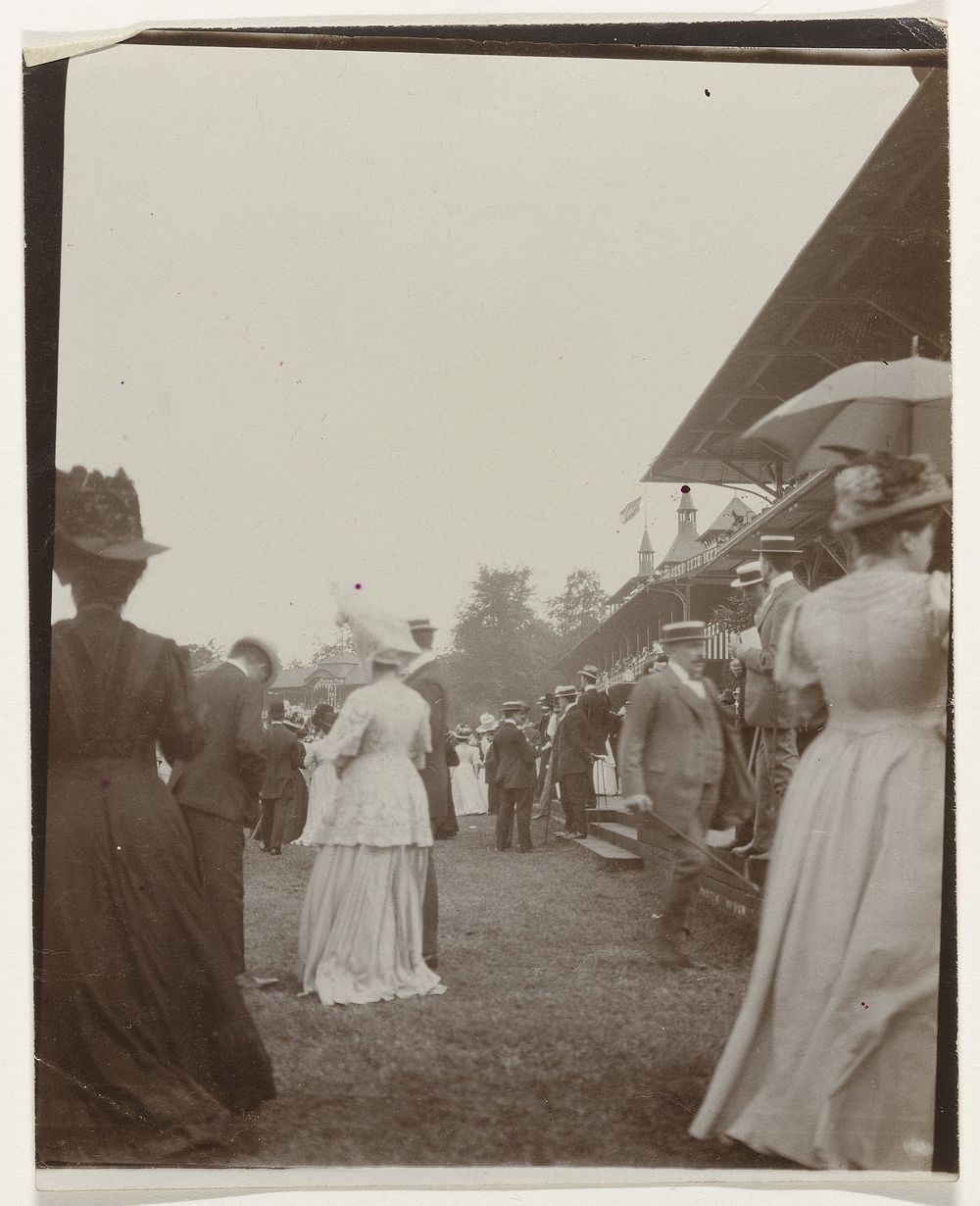 Bezoekers van een paardenrenbaan (c. 1900) by anonymous