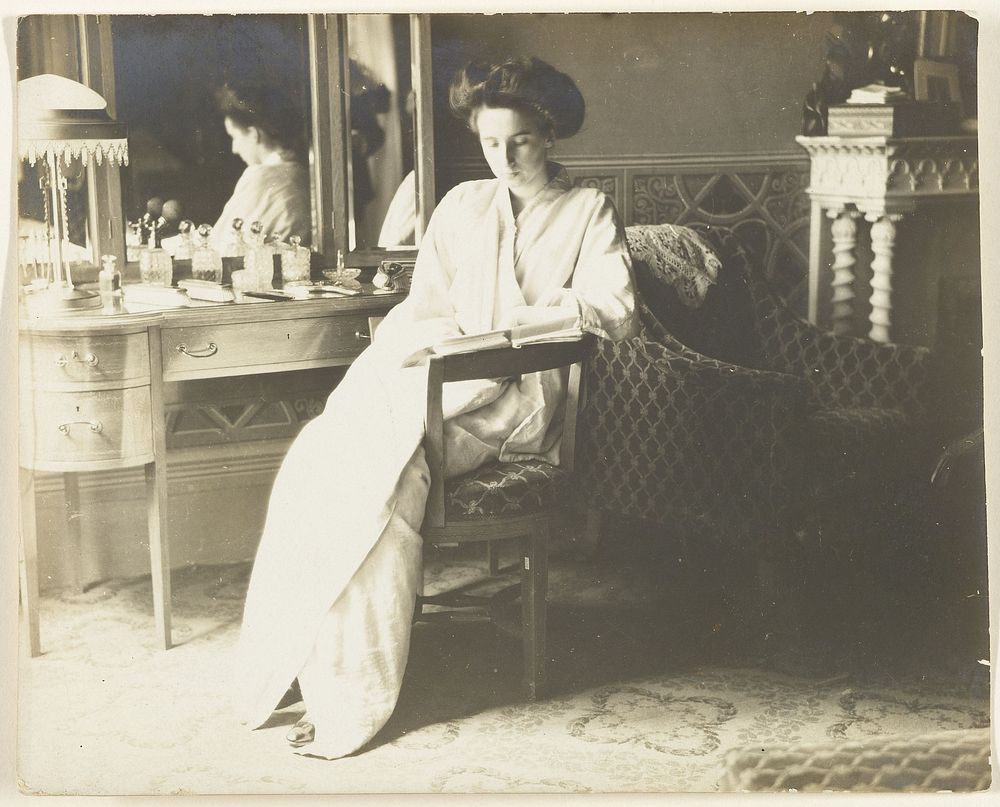 Portret van een onbekende vrouw zittend in ochtendtoilet in een interieur van een slaapkamer (1918) by anonymous