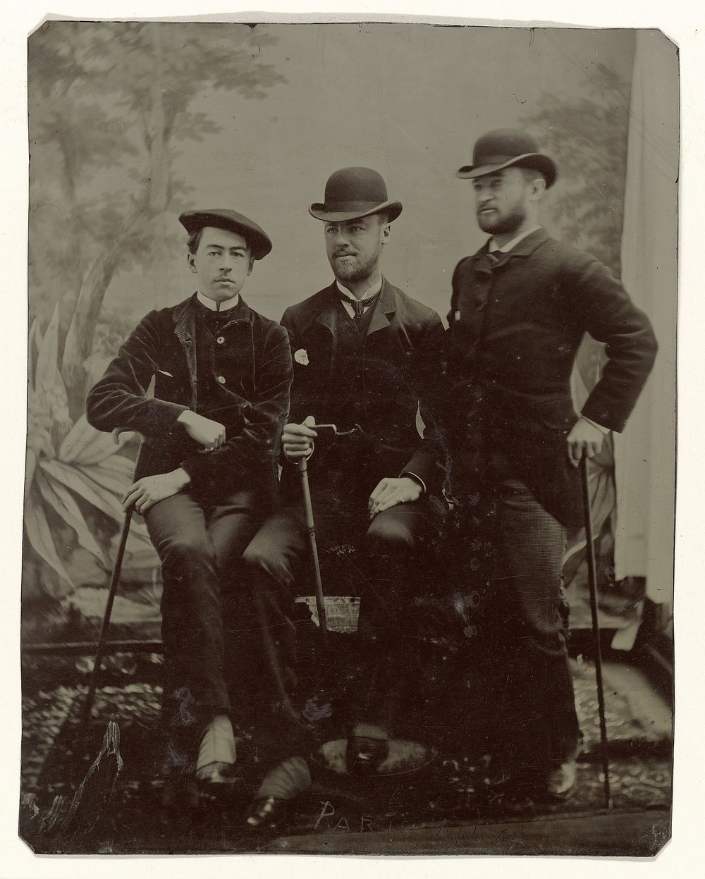 Portret van drie mannen voor een achtergronddoek beschilderd met een bosscène (1884) by anonymous