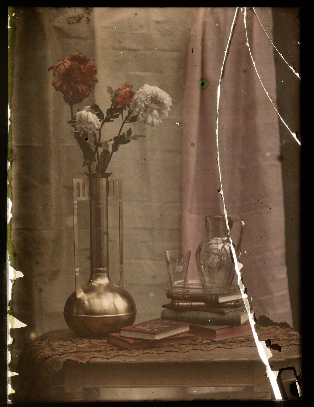 Stilleven met bloemen in een vaas, boeken, een karaf en een glas (1907 - 1930) by Anton Cornelis Thomann