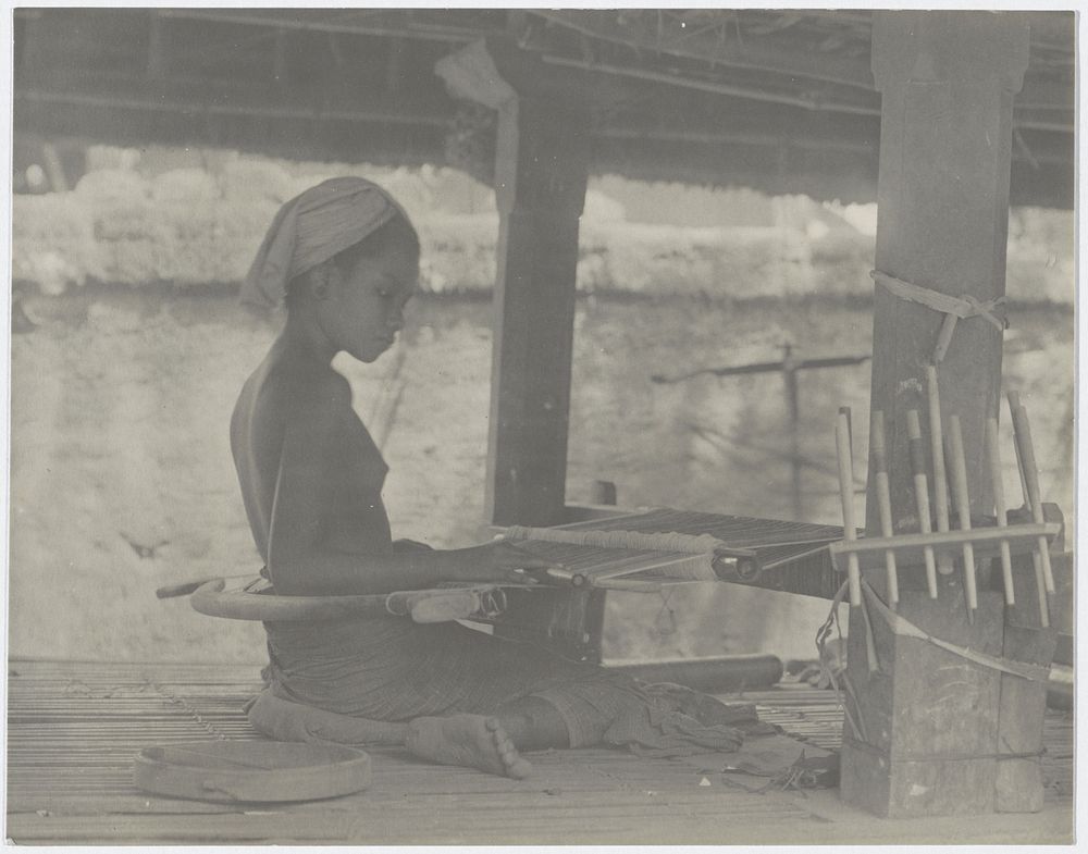 Jonge vrouw met een weefgetouw (1890 - 1915) by anonymous