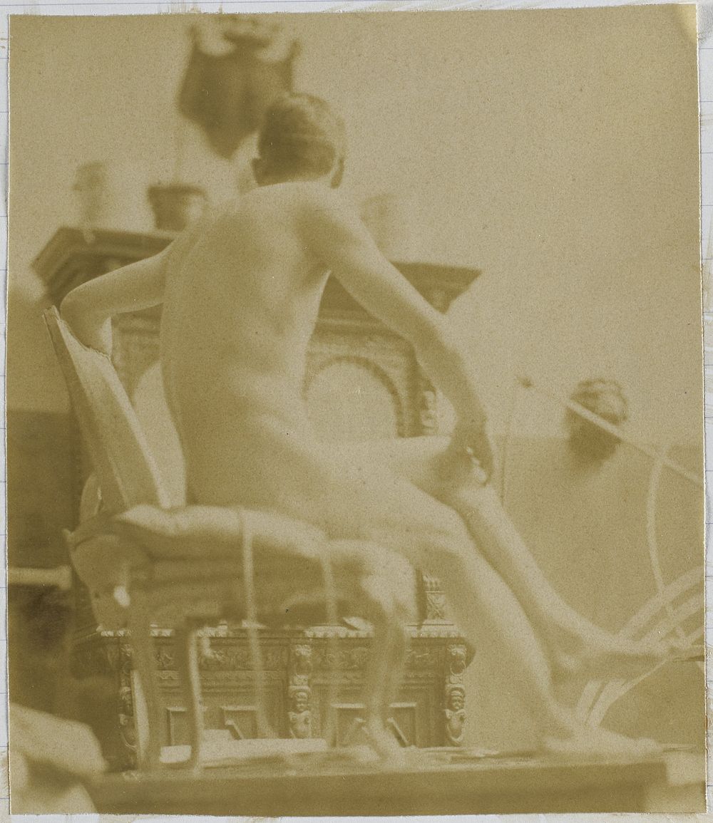 Studie van een mannelijk naaktmodel, zittend op een fauteuil, in het atelier van Jacques de Lalaing (c. 1883 - c. 1914) by…