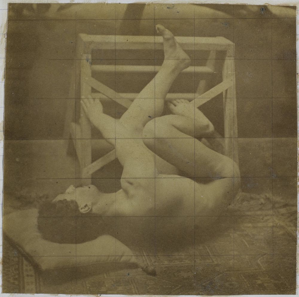 Studie van een mannelijk naaktmodel, liggend met benen tegen trapje omhoog, in het atelier van Jacques de Lalaing (c. 1883 -…