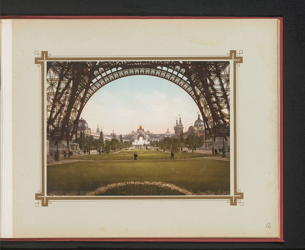 Gezicht op Champ-de-Mars en een deel van de Eiffeltoren tijdens de Wereldtentoonstelling van 1900 te Parijs (c. 1900) by…