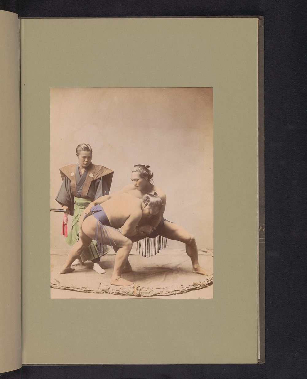 Twee sumoworstelaars en een scheidsrechter (c. 1887 - in or before 1897) by anonymous and anonymous