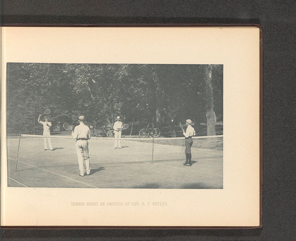 Tennisspelers op de tennisbaan bij generaal Benjamin Franklin Butler te Belvidere (c. 1887 - in or before 1892) by anonymous…