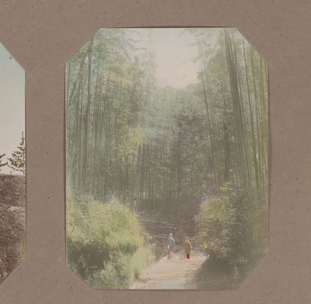 Twee vrouwen op een pad in een bamboebos in Japan (c. 1890 - in or before 1903) by anonymous