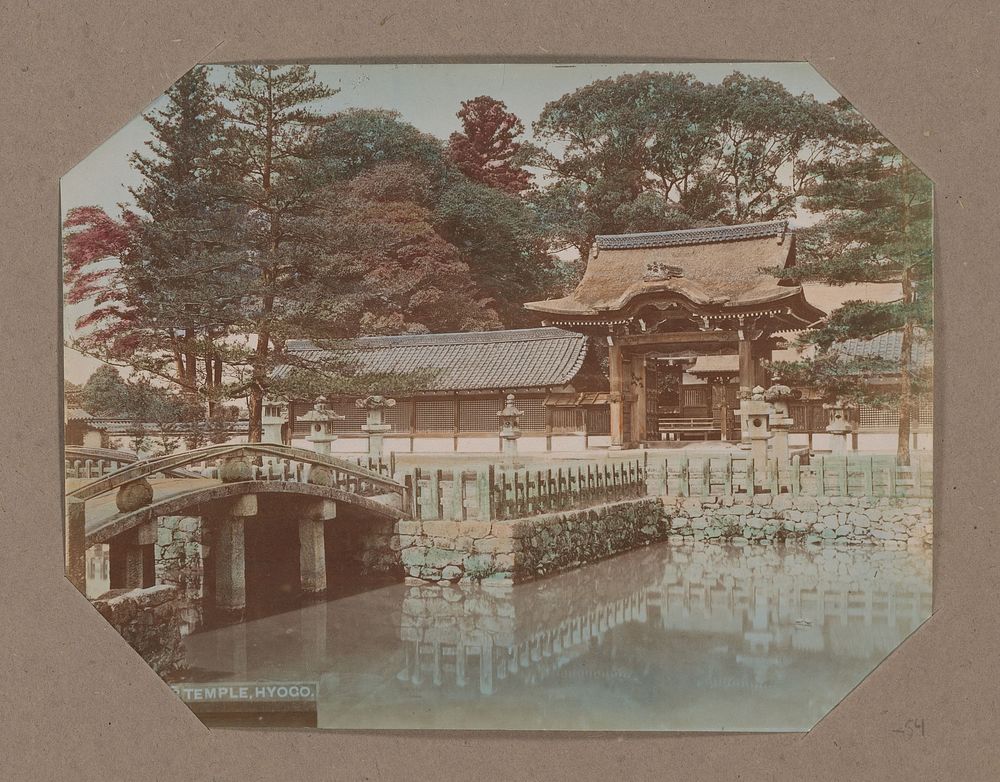 Gezicht op een tempelcomplex in Hyogo, Japan (c. 1890 - in or before 1903) by anonymous
