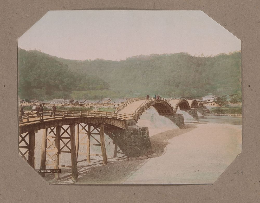 Gezicht op de Kintai-kyo brug over de Nishiki rivier in Iwakuni, Japan (c. 1890 - in or before 1903) by anonymous