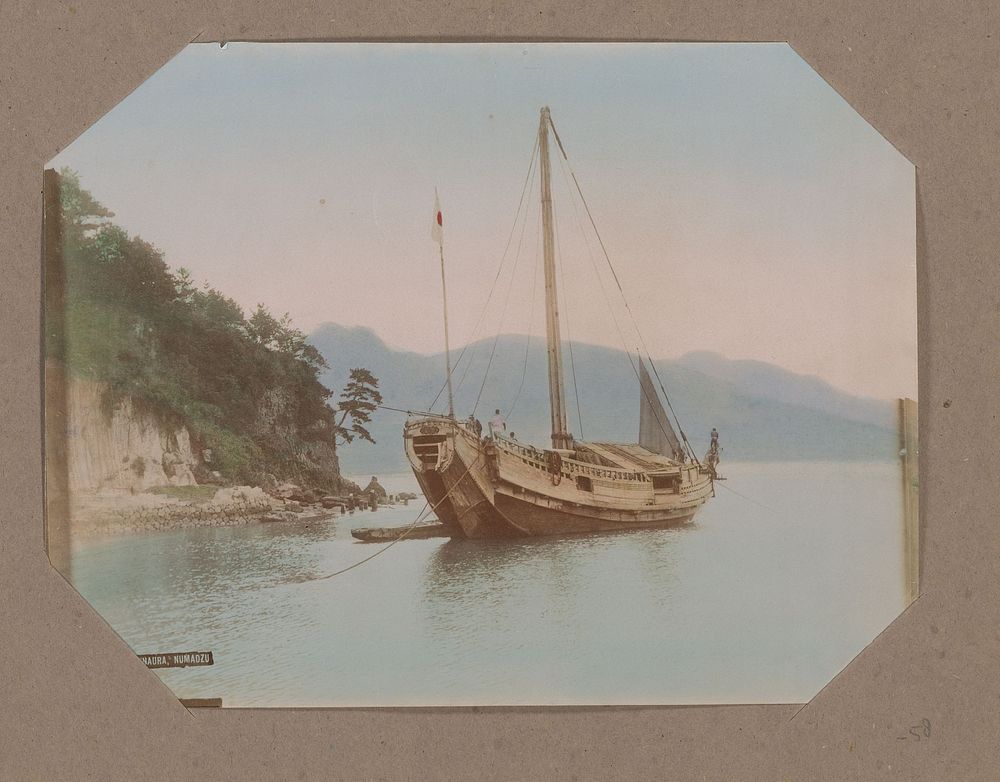 Schip voor anker bij Funaura in Numazu, Japan (c. 1890 - in or before 1903) by anonymous