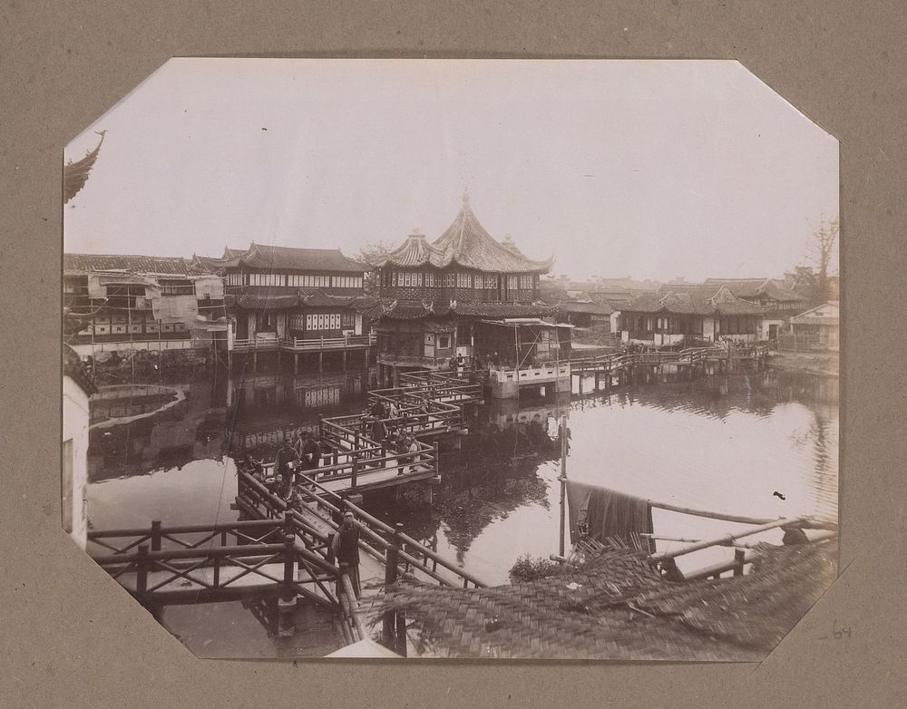 Gezicht op huizen op palen boven water in China (c. 1890 - in or before 1903) by anonymous