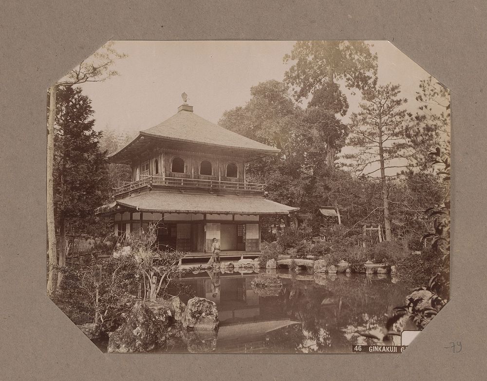 Gezicht op de Zilveren Paviljoen Tempel aan een vijver in de Ginkaku-ji tuin in Kyoto, Japan (c. 1890 - in or before 1903)…